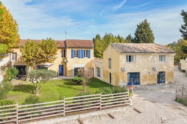 7 Bedroom(s) - 10 Bathroom(s) - 3,400m² land for sale in Vaucluse, Provence-Alpes-Côte-d\'Azur, France - FrenchPropertyPortal.com Avignon and North Provence for sale for 1,490,000€ in Vaucluse, Provence-Alpes-Côte-d\'Azur