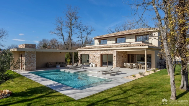 4 Bedroom(s) - 4 Bathroom(s) - 1,600m² land for sale in Var, Provence-Alpes-Côte-d\'Azur, France - FrenchPropertyPortal.com Var Countryside (Fayence, Lorgues, Cotignac) for sale for 3,600,000€ in Var, Provence-Alpes-Côte-d\'Azur