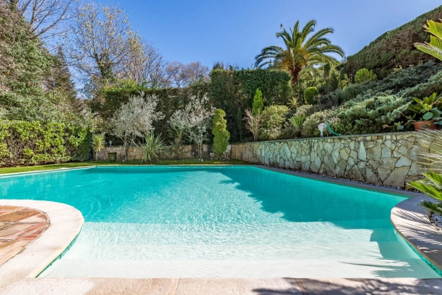 4 Bedroom(s) - 3 Bathroom(s) - 2,016m² land for sale in Alpes-Maritimes, Provence-Alpes-Côte-d'Azur, France - FrenchPropertyPortal.com Mougins, Valbonne, Grasse Area for sale for 1,375,000€ in Alpes-Maritimes, Provence-Alpes-Côte-d'Azur