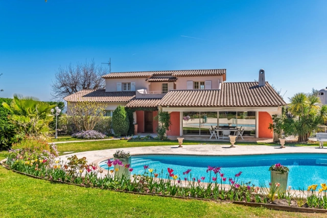 5 Bedroom(s) - 4 Bathroom(s) - 2,539m² land for sale in Alpes-Maritimes, Provence-Alpes-Côte-d'Azur, France - FrenchPropertyPortal.com Mougins, Valbonne, Grasse Area for sale for 1,890,000€ in Alpes-Maritimes, Provence-Alpes-Côte-d'Azur