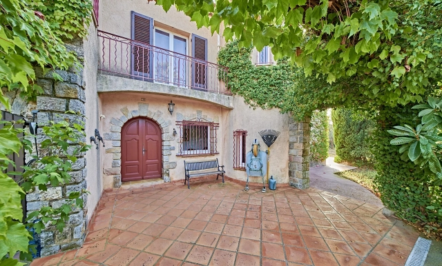 12 Bedroom(s) - 9 Bathroom(s) - 9,800m² land for sale in Var, Provence-Alpes-Côte-d\'Azur, France - FrenchPropertyPortal.com Provence Coast (Cassis to Cavalaire) for sale for 3,400,000€ in Var, Provence-Alpes-Côte-d\'Azur