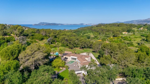7 Bedroom(s) - 7 Bathroom(s) - 10,000m² land for sale in Var, Provence-Alpes-Côte-d\'Azur, France - FrenchPropertyPortal.com Provence Coast (Cassis to Cavalaire) for sale for 2,600,000€ in Var, Provence-Alpes-Côte-d\'Azur