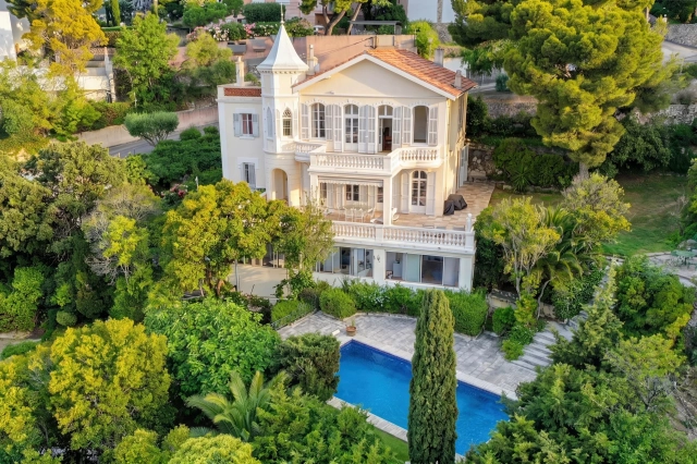 8 Bedroom(s) - 4 Bathroom(s) - 2,100m² land for sale in Bouches-du-Rhône, Provence-Alpes-Côte-d'Azur, France - FrenchPropertyPortal.com Marseille & Cote Bleu for sale for 3,175,000€ in Bouches-du-Rhône, Provence-Alpes-Côte-d'Azur