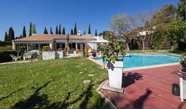 2 Bedroom(s) - 2 Bathroom(s) - 2,000m² land for sale in Bouches-du-Rhône, Provence-Alpes-Côte-d'Azur, France - FrenchPropertyPortal.com Marseille & Cote Bleu for sale for 1,200,000€ in Bouches-du-Rhône, Provence-Alpes-Côte-d'Azur