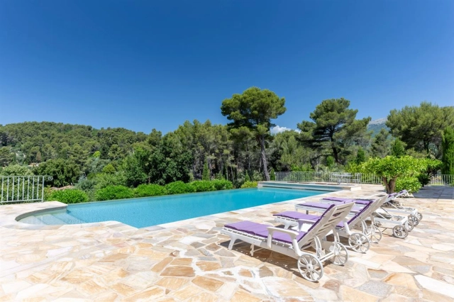 4 Bedroom(s) - 3 Bathroom(s) - 2,864m² land for sale in Alpes-Maritimes, Provence-Alpes-Côte-d'Azur, France - FrenchPropertyPortal.com Mougins, Valbonne, Grasse Area for sale for 2,150,000€ in Alpes-Maritimes, Provence-Alpes-Côte-d'Azur