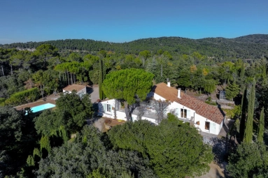 5 Bedroom(s) - 3 Bathroom(s) - 5,580m² land for sale in Bouches-du-Rhône, Provence-Alpes-Côte-d'Azur, France - FrenchPropertyPortal.com Aix en Provence Area for sale for 895,000€ in Bouches-du-Rhône, Provence-Alpes-Côte-d'Azur