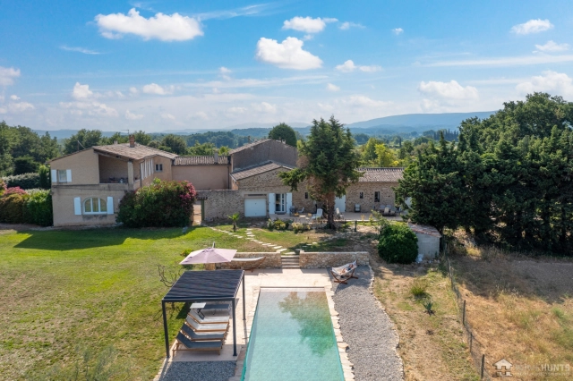 7 Bedroom(s) - 5 Bathroom(s) - 8,000m² land for sale in Vaucluse, Provence-Alpes-Côte-d\'Azur, France - FrenchPropertyPortal.com The Luberon / Vaucluse for sale for 1,490,000€ in Vaucluse, Provence-Alpes-Côte-d\'Azur