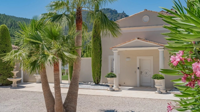 5 Bedroom(s) - 4 Bathroom(s) - 5,760m² land for sale in Var, Provence-Alpes-Côte-d\'Azur, France - FrenchPropertyPortal.com Var Countryside (Fayence, Lorgues, Cotignac) for sale for 3,650,000€ in Var, Provence-Alpes-Côte-d\'Azur