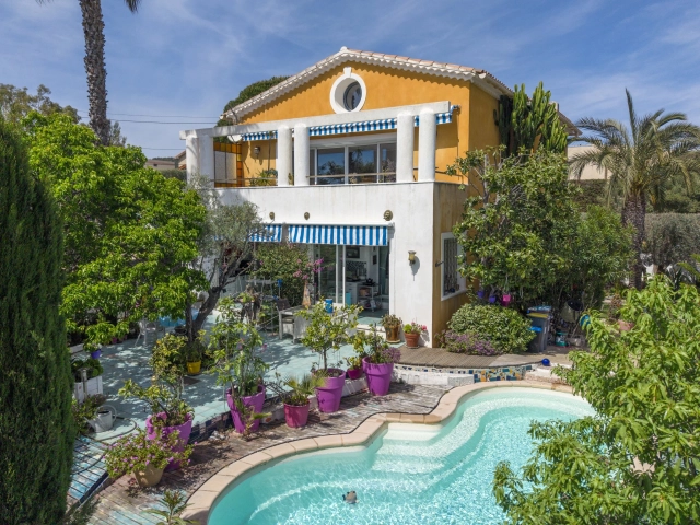 2 Bedroom(s) - 2 Bathroom(s) - 707m² land for sale in Var, Provence-Alpes-Côte-d\'Azur, France - FrenchPropertyPortal.com Provence Coast (Cassis to Cavalaire) for sale for 1,440,000€ in Var, Provence-Alpes-Côte-d\'Azur