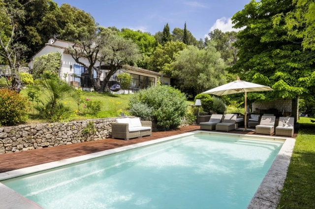 5 Bedroom(s) - 4 Bathroom(s) - 2,560m² land for sale in Alpes-Maritimes, Provence-Alpes-Côte-d'Azur, France - FrenchPropertyPortal.com Mougins, Valbonne, Grasse Area for sale for 1,890,000€ in Alpes-Maritimes, Provence-Alpes-Côte-d'Azur