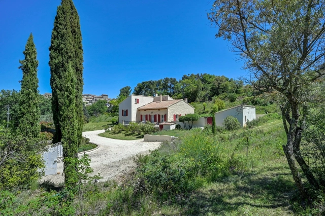 5 Bedroom(s) - 4 Bathroom(s) - 8,270m² land for sale in Vaucluse, Provence-Alpes-Côte-d\'Azur, France - FrenchPropertyPortal.com The Luberon / Vaucluse for sale for 1,400,000€ in Vaucluse, Provence-Alpes-Côte-d\'Azur