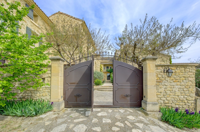 4 Bedroom(s) - 4 Bathroom(s) - 7,003m² land for sale in Vaucluse, Provence-Alpes-Côte-d\'Azur, France - FrenchPropertyPortal.com Avignon and North Provence for sale for 1,380,000€ in Vaucluse, Provence-Alpes-Côte-d\'Azur