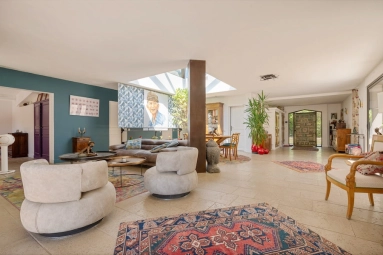 8 Bedroom(s) - 6 Bathroom(s) - 8,760m² land for sale in Bouches-du-Rhône, Provence-Alpes-Côte-d'Azur, France - FrenchPropertyPortal.com Aix en Provence Area for sale for 2,440,000€ in Bouches-du-Rhône, Provence-Alpes-Côte-d'Azur