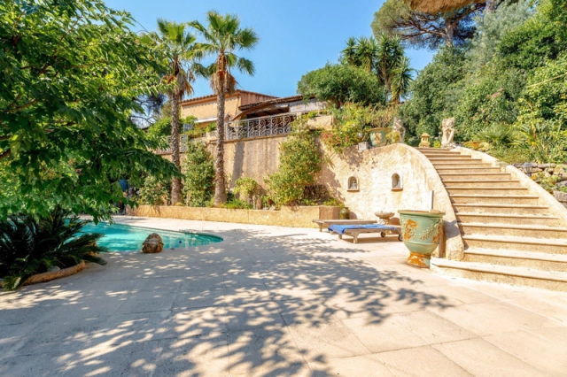 4 Bedroom(s) - 3 Bathroom(s) - 1,694m² land for sale in Var, Provence-Alpes-Côte-d\'Azur, France - FrenchPropertyPortal.com St Raphaël, Ste Maxime Area for sale for 2,200,000€ in Var, Provence-Alpes-Côte-d\'Azur