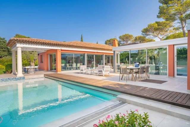 4 Bedroom(s) - 3 Bathroom(s) - 1,590m² land for sale in Alpes-Maritimes, Provence-Alpes-Côte-d'Azur, France - FrenchPropertyPortal.com Mougins, Valbonne, Grasse Area for sale for 1,990,000€ in Alpes-Maritimes, Provence-Alpes-Côte-d'Azur