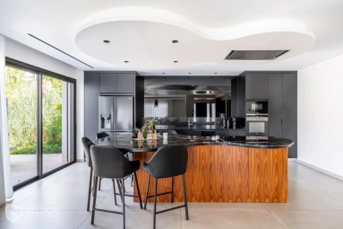 Beaujolais / Pierres Dorees for sale for 1,145,000&euro; in Rhône, Rhône-Alpes