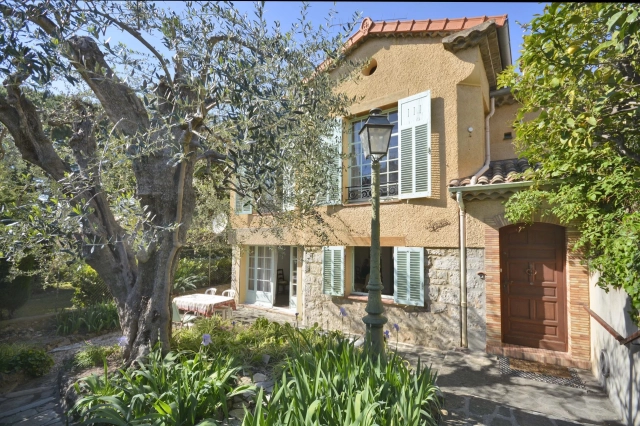 4 Bedroom(s) - 2 Bathroom(s) - 266m² land for sale in Alpes-Maritimes, Provence-Alpes-Côte-d'Azur, France - FrenchPropertyPortal.com Cannes Area for sale for 1,290,000€ in Alpes-Maritimes, Provence-Alpes-Côte-d'Azur