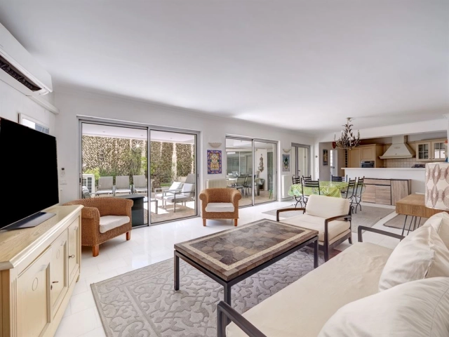 5 Bedroom(s) - 3 Bathroom(s) - 0 m² land for sale in Alpes-Maritimes, Provence-Alpes-Côte-d'Azur, France - FrenchPropertyPortal.com Cannes Area for sale for 1,415,000€ in Alpes-Maritimes, Provence-Alpes-Côte-d'Azur