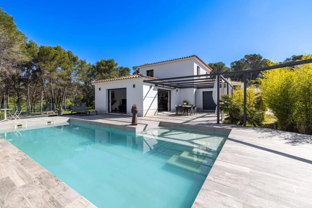 4 Bedroom(s) - 2 Bathroom(s) - 3,612m² land for sale in Bouches-du-Rhône, Provence-Alpes-Côte-d'Azur, France - FrenchPropertyPortal.com Aix en Provence Area for sale for 1,130,000€ in Bouches-du-Rhône, Provence-Alpes-Côte-d'Azur