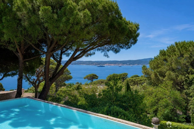 6 Bedroom(s) - 3 Bathroom(s) - 2,000m² land for sale in Var, Provence-Alpes-Côte-d\'Azur, France - FrenchPropertyPortal.com St Raphaël, Ste Maxime Area for sale for 3,990,000€ in Var, Provence-Alpes-Côte-d\'Azur