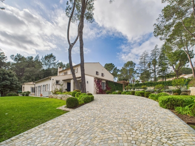 7 Bedroom(s) - 5 Bathroom(s) - 0 m² land for sale in Alpes-Maritimes, Provence-Alpes-Côte-d'Azur, France - FrenchPropertyPortal.com Mougins, Valbonne, Grasse Area for sale for 3,950,000€ in Alpes-Maritimes, Provence-Alpes-Côte-d'Azur