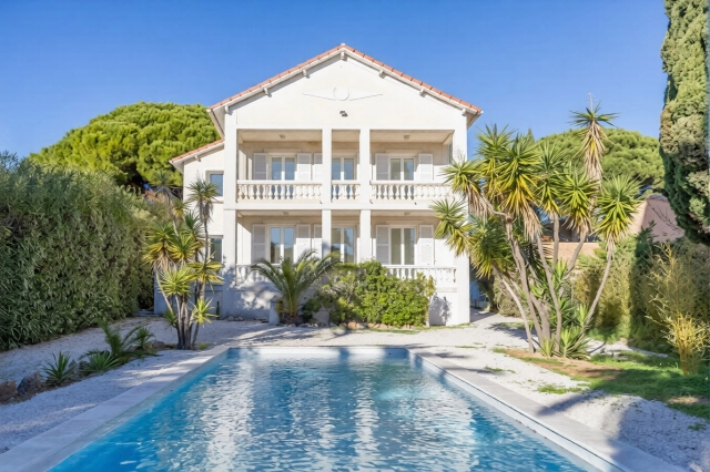 5 Bedroom(s) - 3 Bathroom(s) - 1,000m² land for sale in Var, Provence-Alpes-Côte-d\'Azur, France - FrenchPropertyPortal.com Provence Coast (Cassis to Cavalaire) for sale for 1,995,000€ in Var, Provence-Alpes-Côte-d\'Azur