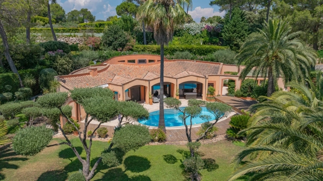 4 Bedroom(s) - 4 Bathroom(s) - 2,380m² land for sale in Alpes-Maritimes, Provence-Alpes-Côte-d'Azur, France - FrenchPropertyPortal.com Mougins, Valbonne, Grasse Area for sale for 3,700,000€ in Alpes-Maritimes, Provence-Alpes-Côte-d'Azur