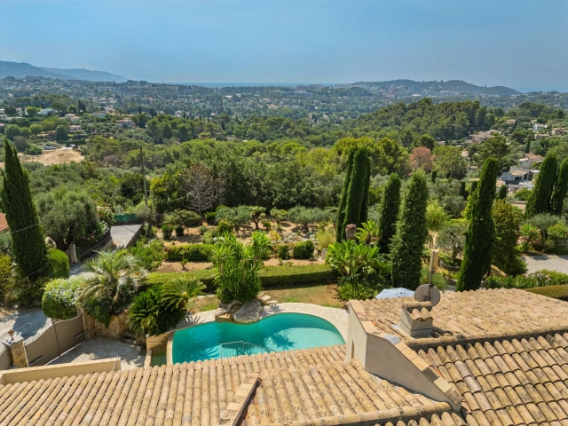 4 Bedroom(s) - 3 Bathroom(s) - 1,200m² land for sale in Alpes-Maritimes, Provence-Alpes-Côte-d'Azur, France - FrenchPropertyPortal.com Mougins, Valbonne, Grasse Area for sale for 1,690,000€ in Alpes-Maritimes, Provence-Alpes-Côte-d'Azur