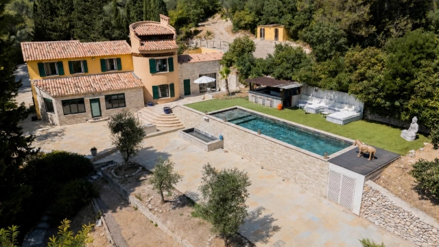 6 Bedroom(s) - 15,401m² land for sale in Bouches-du-Rhône, Provence-Alpes-Côte-d'Azur, France - FrenchPropertyPortal.com Marseille & Cote Bleu for sale for 1,790,000€ in Bouches-du-Rhône, Provence-Alpes-Côte-d'Azur