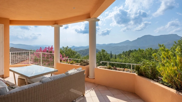 4 Bedroom(s) - 2 Bathroom(s) - 2,092m² land for sale in Var, Provence-Alpes-Côte-d\'Azur, France - FrenchPropertyPortal.com Var Countryside (Fayence, Lorgues, Cotignac) for sale for 1,380,000€ in Var, Provence-Alpes-Côte-d\'Azur