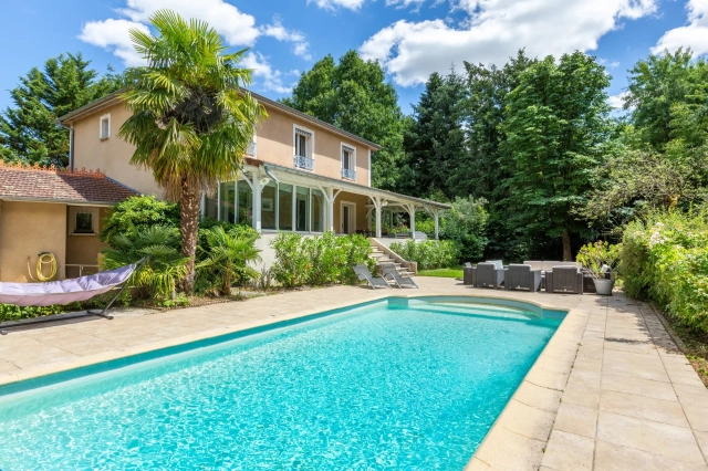 Beaujolais / Pierres Dorees for sale for 1,560,000&euro; in Rhône, Rhône-Alpes