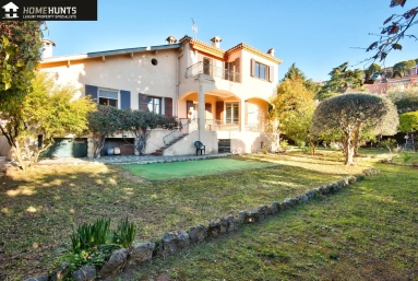 5 Bedroom(s) - 2 Bathroom(s) - 1,046m² land for sale in Alpes-Maritimes, Provence-Alpes-Côte-d'Azur, France - FrenchPropertyPortal.com Villefranche, Cap Ferrat Area for sale for 1,890,000€ in Alpes-Maritimes, Provence-Alpes-Côte-d'Azur