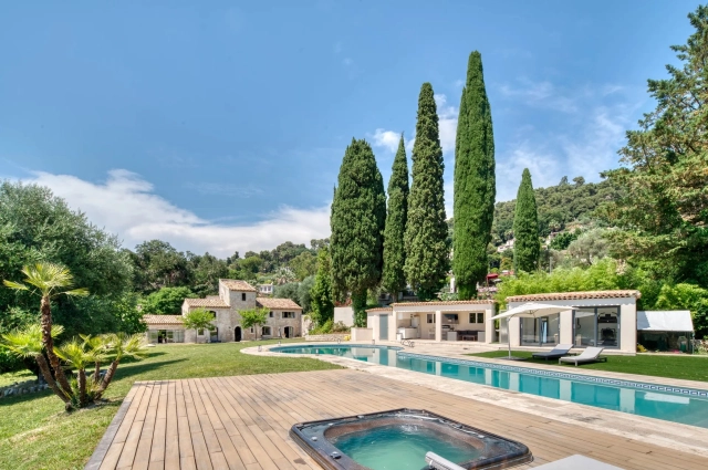 5 Bedroom(s) - 3 Bathroom(s) - 2,890m² land for sale in Alpes-Maritimes, Provence-Alpes-Côte-d'Azur, France - FrenchPropertyPortal.com Vence, St. Paul Area for sale for 3,990,000€ in Alpes-Maritimes, Provence-Alpes-Côte-d'Azur