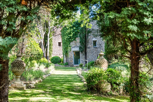 7 Bedroom(s) - 6 Bathroom(s) - 0 m² land for sale in Vaucluse, Provence-Alpes-Côte-d\'Azur, France - FrenchPropertyPortal.com The Luberon / Vaucluse for sale for 7,950,000€ in Vaucluse, Provence-Alpes-Côte-d\'Azur