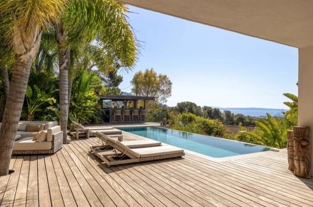 5 Bedroom(s) - 5 Bathroom(s) - 1,500m² land for sale in Var, Provence-Alpes-Côte-d\'Azur, France - FrenchPropertyPortal.com Provence Coast (Cassis to Cavalaire) for sale for 3,995,000€ in Var, Provence-Alpes-Côte-d\'Azur