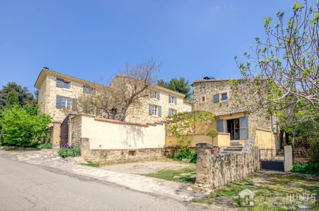 11 Bedroom(s) - 9 Bathroom(s) - 6,973m² land for sale in Vaucluse, Provence-Alpes-Côte-d\'Azur, France - FrenchPropertyPortal.com Avignon and North Provence for sale for 1,380,000€ in Vaucluse, Provence-Alpes-Côte-d\'Azur