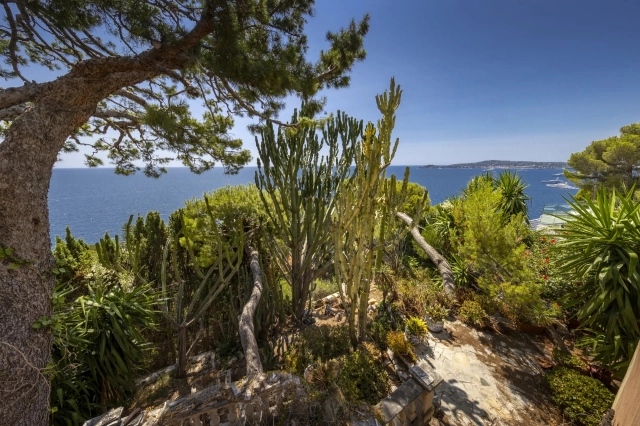 3 Bedroom(s) - 1 Bathroom(s) - 848m² land for sale in Alpes-Maritimes, Provence-Alpes-Côte-d'Azur, France - FrenchPropertyPortal.com Villefranche, Cap Ferrat Area for sale for 2,700,000€ in Alpes-Maritimes, Provence-Alpes-Côte-d'Azur