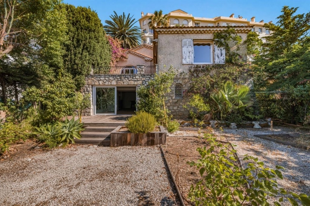 6 Bedroom(s) - 2 Bathroom(s) - 590m² land for sale in Alpes-Maritimes, Provence-Alpes-Côte-d'Azur, France - FrenchPropertyPortal.com Cannes Area for sale for 2,340,000€ in Alpes-Maritimes, Provence-Alpes-Côte-d'Azur