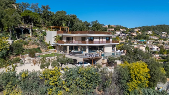 4 Bedroom(s) - 2 Bathroom(s) - 2,098m² land for sale in Alpes-Maritimes, Provence-Alpes-Côte-d'Azur, France - FrenchPropertyPortal.com Cannes Area for sale for 3,990,000€ in Alpes-Maritimes, Provence-Alpes-Côte-d'Azur