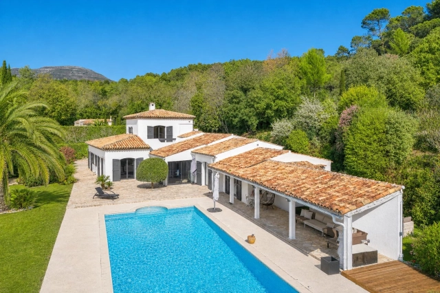 4 Bedroom(s) - 3 Bathroom(s) - 2,610m² land for sale in Alpes-Maritimes, Provence-Alpes-Côte-d'Azur, France - FrenchPropertyPortal.com Vence, St. Paul Area for sale for 1,790,000€ in Alpes-Maritimes, Provence-Alpes-Côte-d'Azur