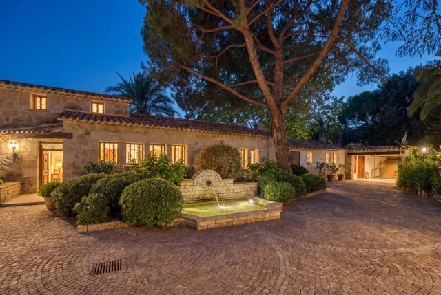 9 Bedroom(s) - 7 Bathroom(s) - 44,000m² land for sale in Alpes-Maritimes, Provence-Alpes-Côte-d'Azur, France - FrenchPropertyPortal.com Vence, St. Paul Area for sale for 5,500,000€ in Alpes-Maritimes, Provence-Alpes-Côte-d'Azur