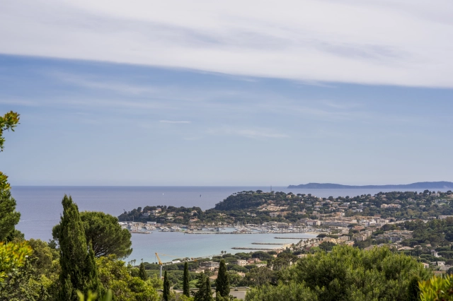 4 Bedroom(s) - 3 Bathroom(s) - 1,482m² land for sale in Var, Provence-Alpes-Côte-d\'Azur, France - FrenchPropertyPortal.com Provence Coast (Cassis to Cavalaire) for sale for 2,395,000€ in Var, Provence-Alpes-Côte-d\'Azur