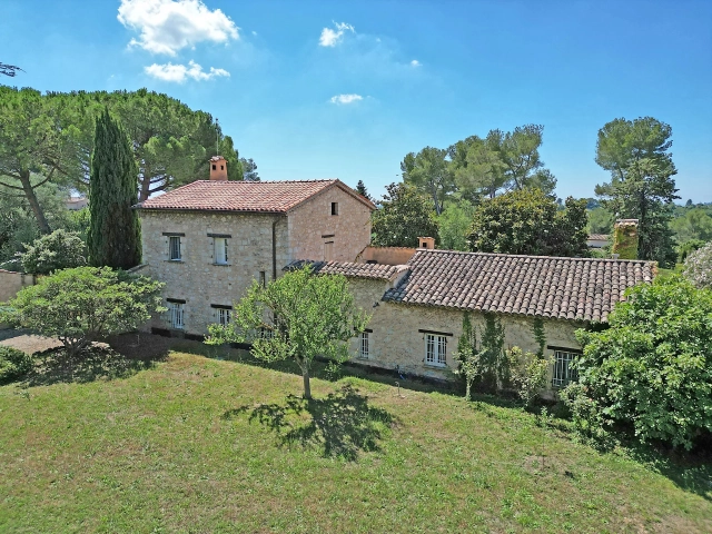 7 Bedroom(s) - 4 Bathroom(s) - 9,794m² land for sale in Alpes-Maritimes, Provence-Alpes-Côte-d'Azur, France - FrenchPropertyPortal.com Mougins, Valbonne, Grasse Area for sale for 2,120,000€ in Alpes-Maritimes, Provence-Alpes-Côte-d'Azur