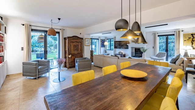 4 Bedroom(s) - 4 Bathroom(s) - 1,181m² land for sale in Bouches-du-Rhône, Provence-Alpes-Côte-d'Azur, France - FrenchPropertyPortal.com Alpilles (Saint Remy, Maussane, Arles) for sale for 2,995,000€ in Bouches-du-Rhône, Provence-Alpes-Côte-d'Azur