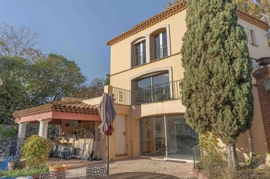 5 Bedroom(s) - 5 Bathroom(s) - 1,400m² land for sale in Var, Provence-Alpes-Côte-d\'Azur, France - FrenchPropertyPortal.com Provence Coast (Cassis to Cavalaire) for sale for 1,370,000€ in Var, Provence-Alpes-Côte-d\'Azur