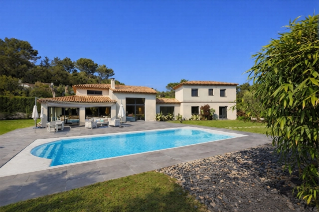 4 Bedroom(s) - 3 Bathroom(s) - 2,525m² land for sale in Alpes-Maritimes, Provence-Alpes-Côte-d'Azur, France - FrenchPropertyPortal.com Mougins, Valbonne, Grasse Area for sale for 3,300,000€ in Alpes-Maritimes, Provence-Alpes-Côte-d'Azur