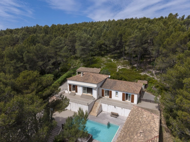 3 Bedroom(s) - 1 Bathroom(s) - 4,000m² land for sale in Bouches-du-Rhône, Provence-Alpes-Côte-d'Azur, France - FrenchPropertyPortal.com Marseille & Cote Bleu for sale for 1,190,000€ in Bouches-du-Rhône, Provence-Alpes-Côte-d'Azur