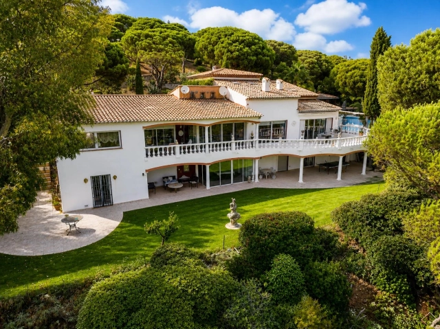 6 Bedroom(s) - 5 Bathroom(s) - 3,205m² land for sale in Var, Provence-Alpes-Côte-d\'Azur, France - FrenchPropertyPortal.com St Raphaël, Ste Maxime Area for sale for 3,650,000€ in Var, Provence-Alpes-Côte-d\'Azur
