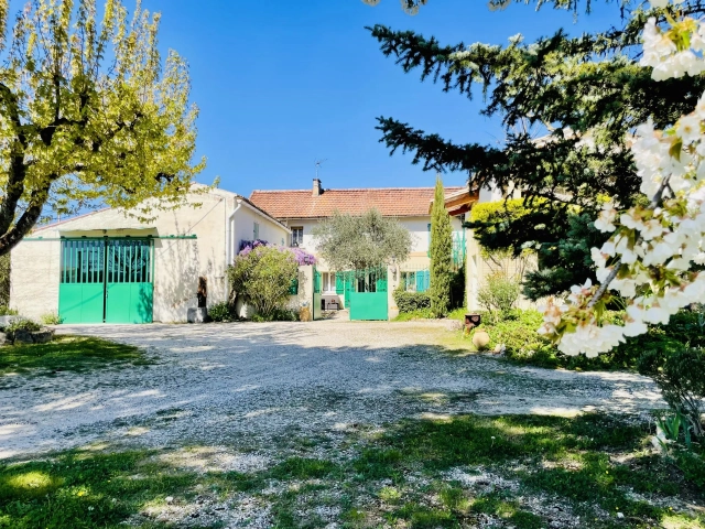 Avignon and North Provence for sale for 950,000&euro; in Vaucluse, Provence-Alpes-Côte-d\'Azur
