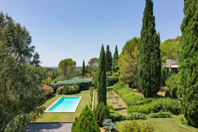 5 Bedroom(s) - 4 Bathroom(s) - 4,485m² land for sale in Bouches-du-Rhône, Provence-Alpes-Côte-d'Azur, France - FrenchPropertyPortal.com Aix en Provence Area for sale for 2,150,000€ in Bouches-du-Rhône, Provence-Alpes-Côte-d'Azur